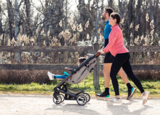 un couple faisant du sport avec une poussette sportive